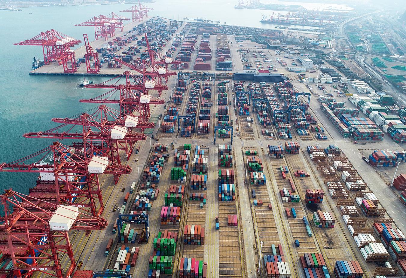 连云港港口集装箱码头一片繁忙景象