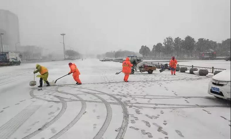 以雪为令 除雪保通 确保城市运行畅通百姓生活正常