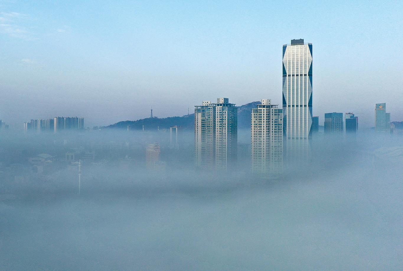 连云港东部城区海边出现平流雾景观