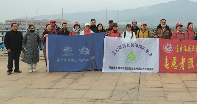 美德之城·志愿同行︱连云港志愿者登上前三岛清理垃圾守护海洋