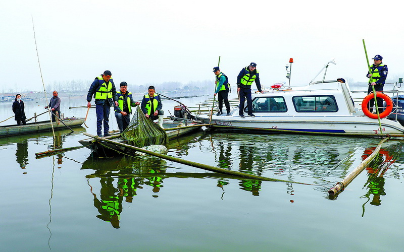 石梁河水库上游河道违章网箱被清除