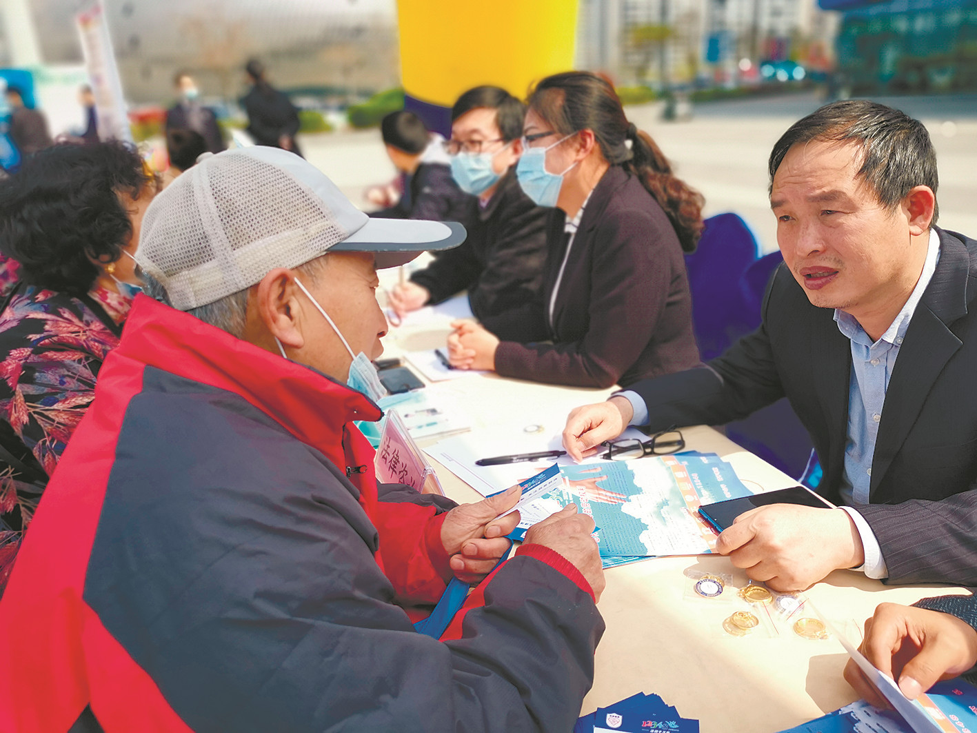 送法进社区 郁洲街道“司法日”为居民送法律咨询服务