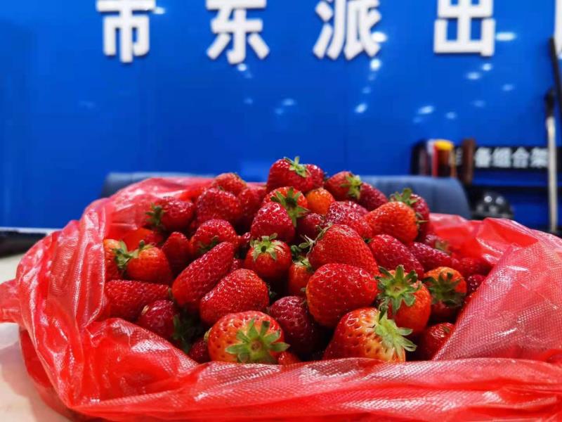 一袋草莓体现警民鱼水情