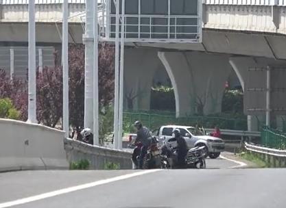 交警高速“猎摩”三人为躲避打击弃车逃跑