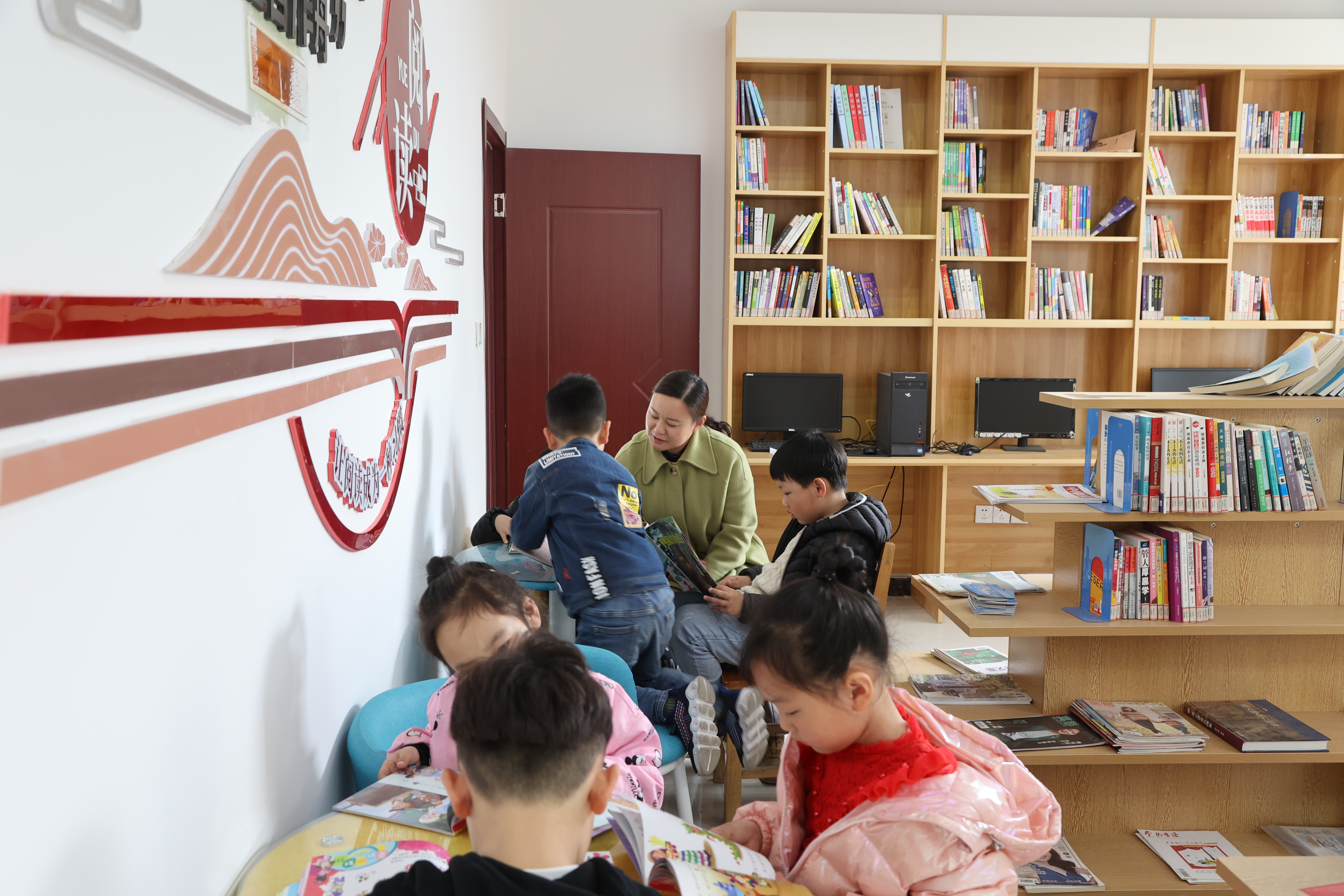 新南街道云海社区开展“阅读伴成长 书香满社区”读书活动