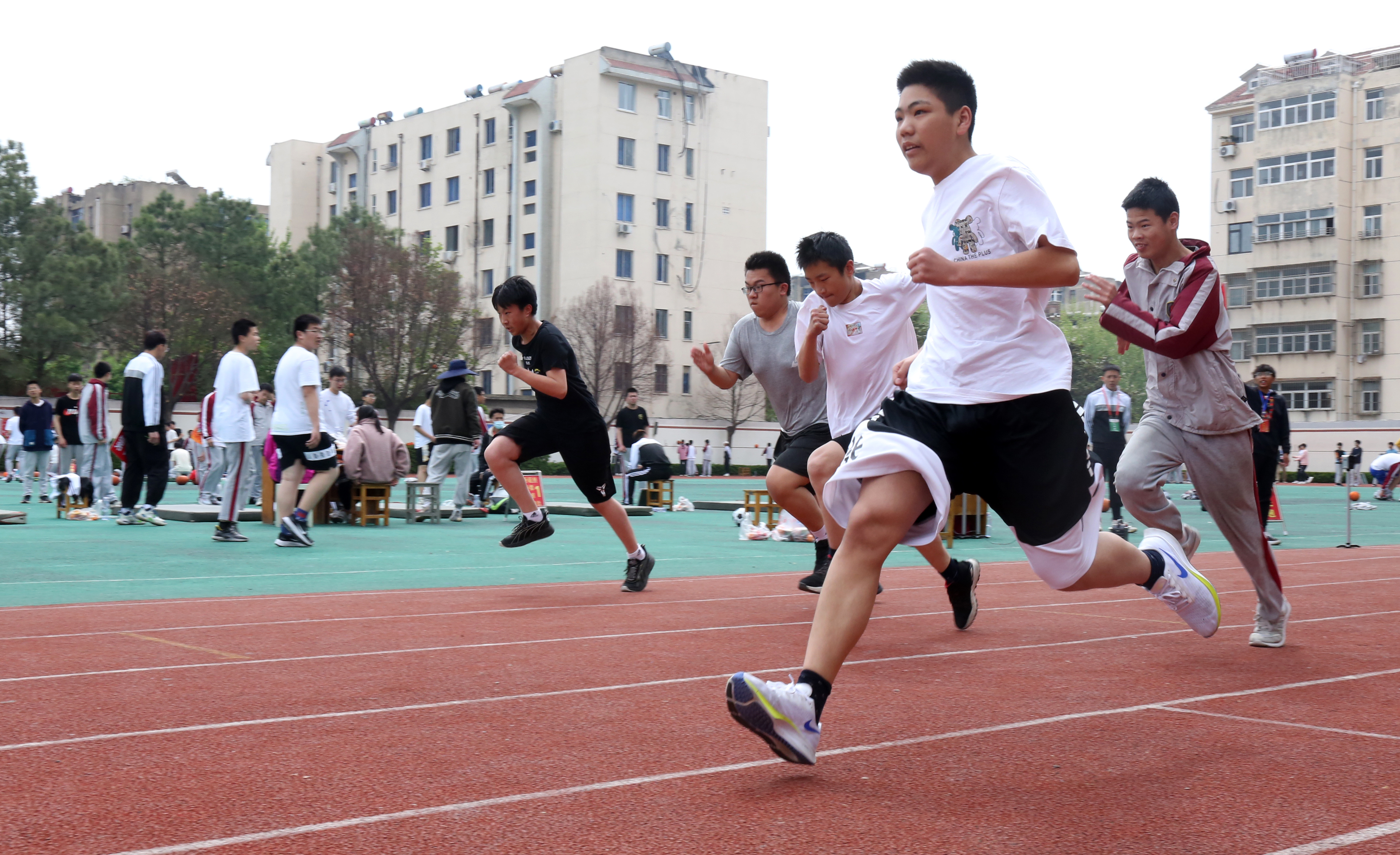 连云港市体育中考开考 立定跳远首次使用“电子考官”