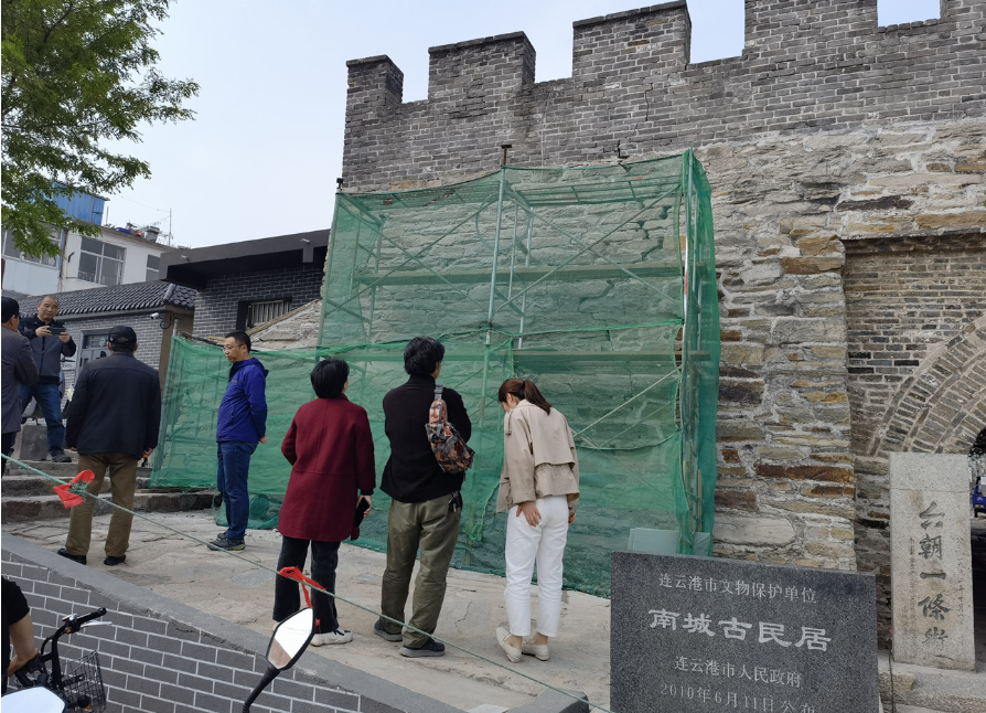连云港市文保所开展南城凤凰城门裂隙修缮