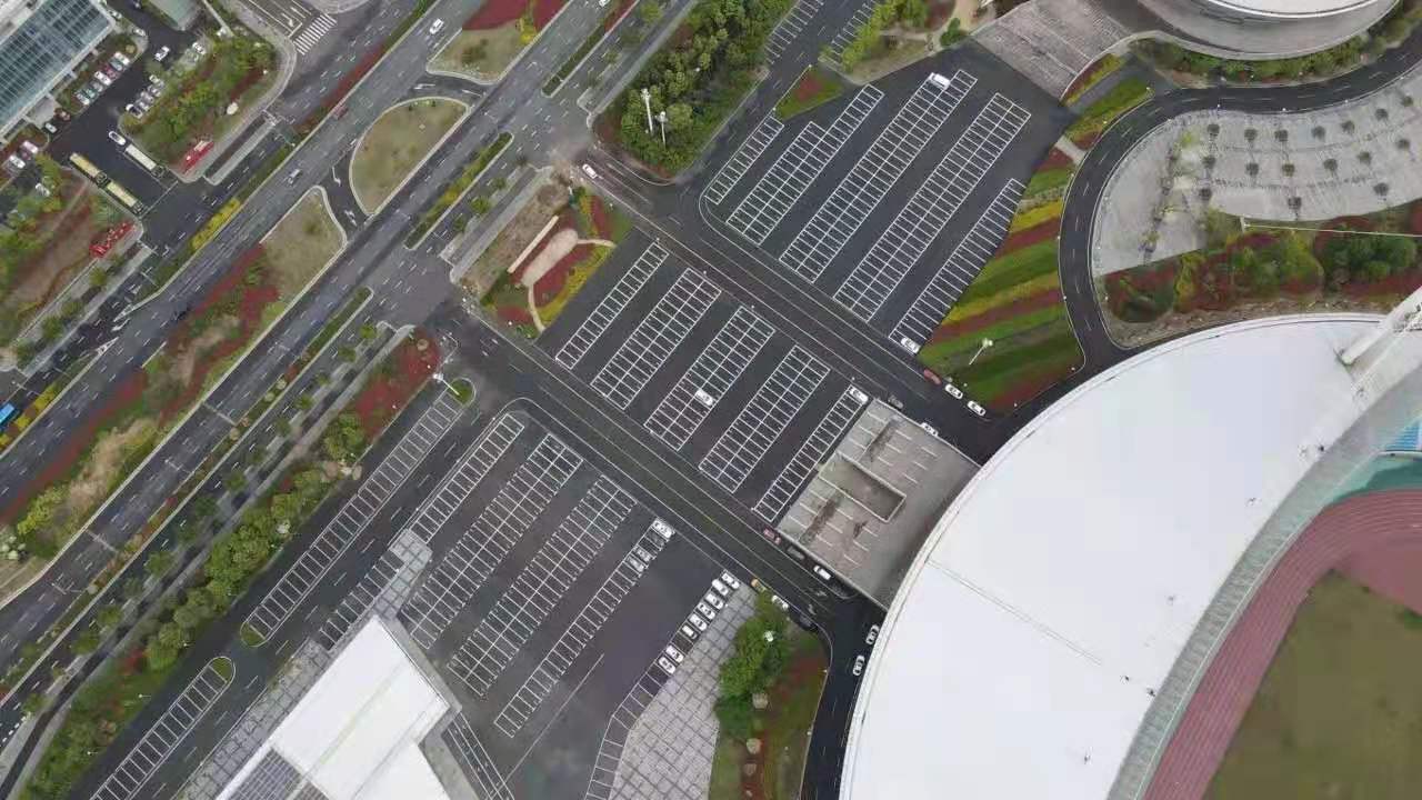 市体育馆设置五一临时停车点免费开放停车