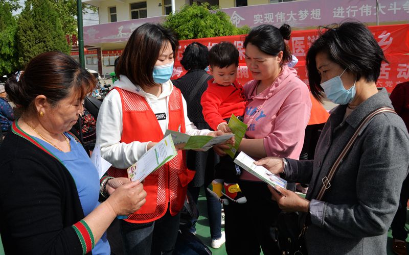 醫(yī)生黨員愿者為村民服務(wù)辦實事