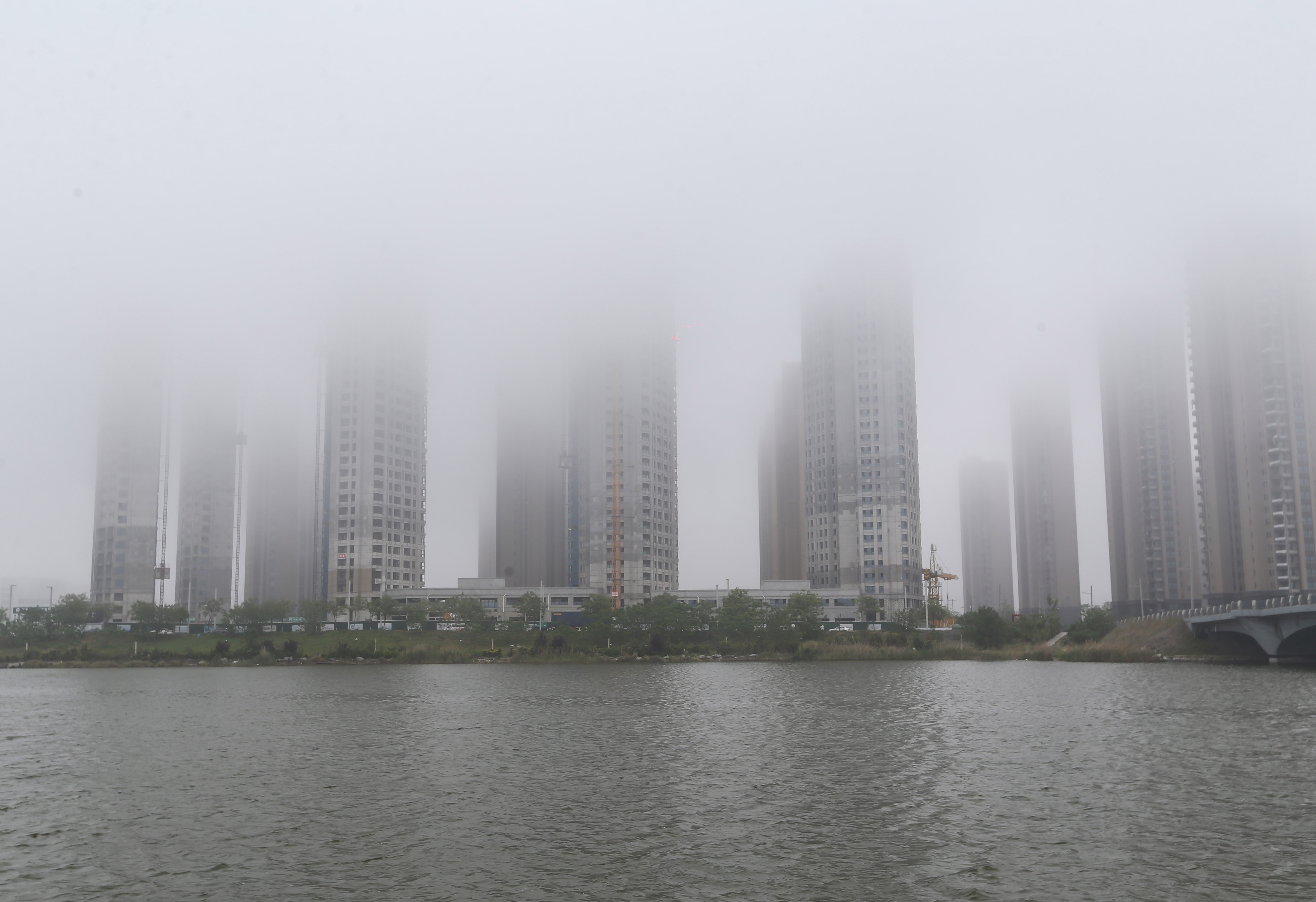 连云港海滨城区出现大雾天气