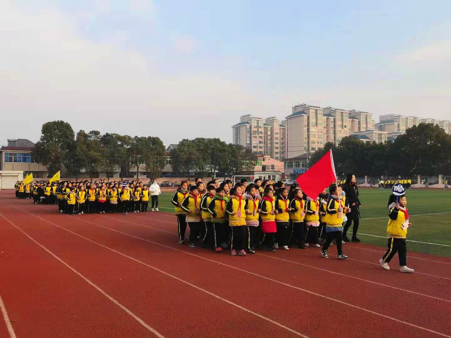 67氾水小学跑操红黄旗竞出水乡少年风采
