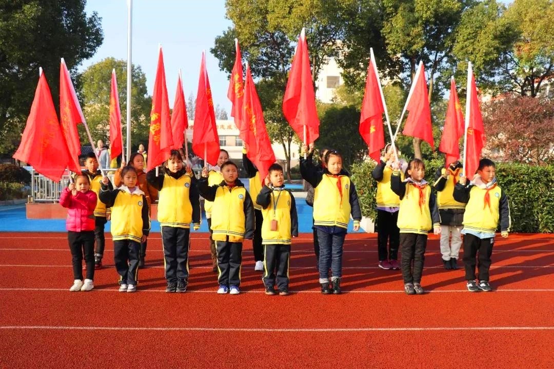 67氾水小学跑操红黄旗竞出水乡少年风采