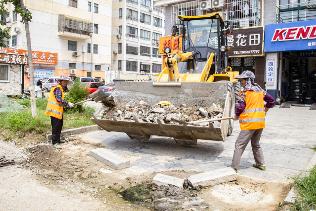 环卫工人在清理建筑垃圾