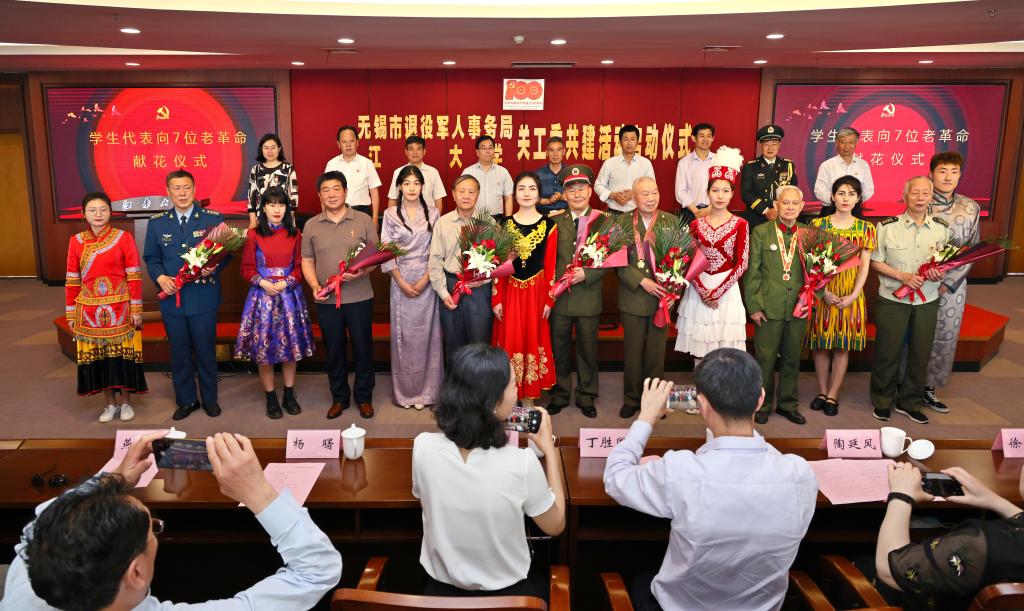 少数民族学生向老革命献花.jpg