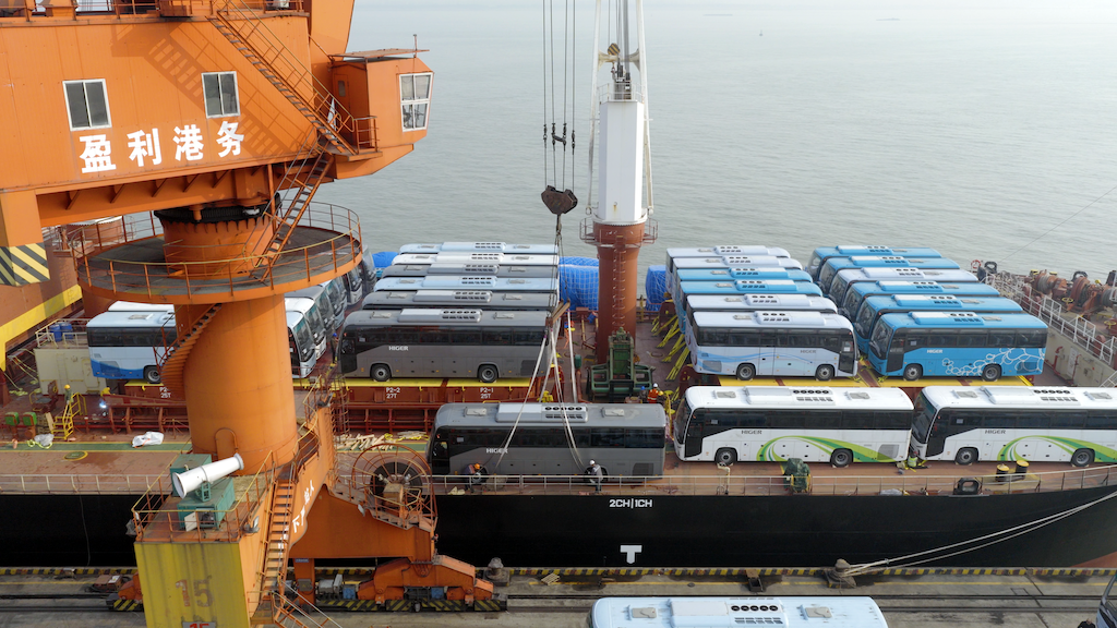 靖江口岸首次出口客车

