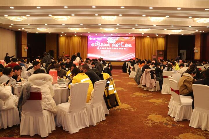 交汇点｜泰州海陵暖“新”年夜饭致敬平凡的“城市使者”