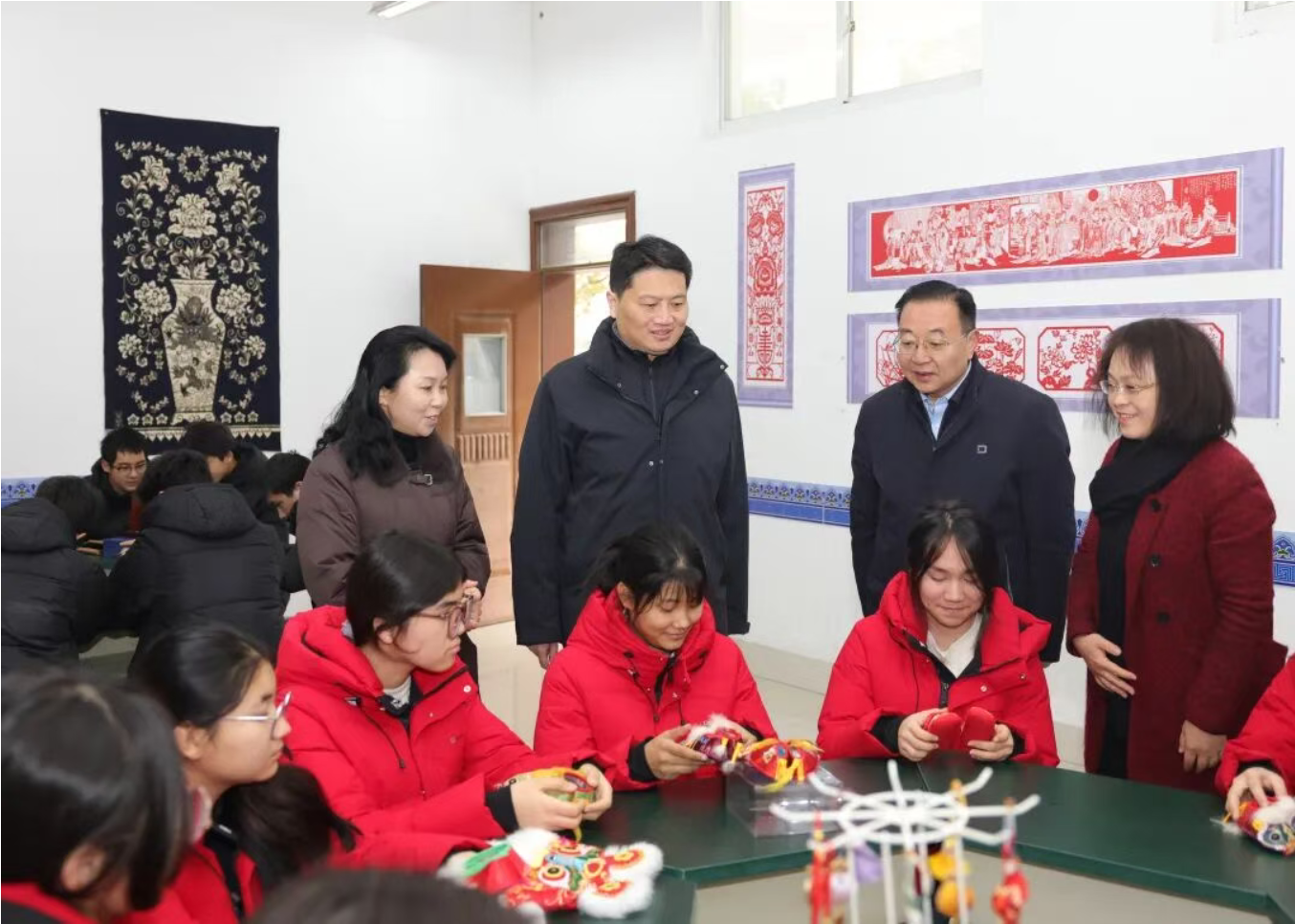 姜冬冬除夕慰问一线工作者和省口岸中学新疆班师生