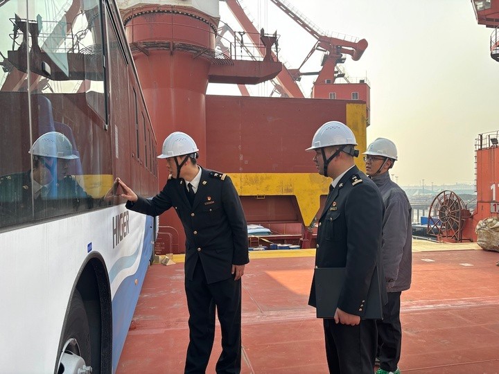 交汇点｜苏州金龙130辆客车为何选择到江北“出海”？靖江港口外贸业态实现新突破