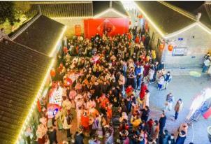 别问我在哪，被后脑勺包围了！