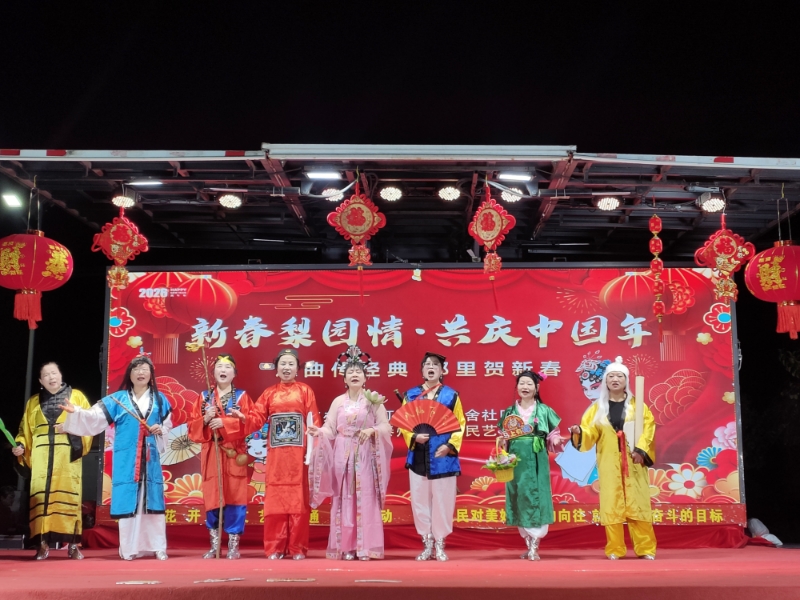 新春走基层｜移动舞台车点亮乡村夜

