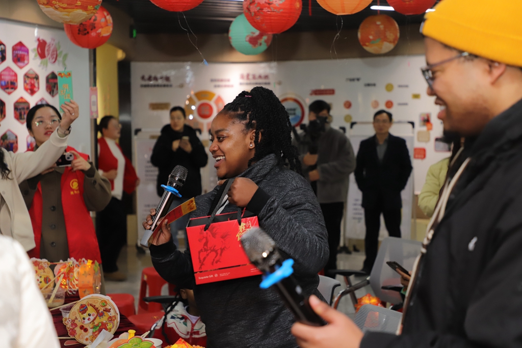 我们的节日•元宵 | 靖江：中外邻里闹元宵，传统佳节别样浓

