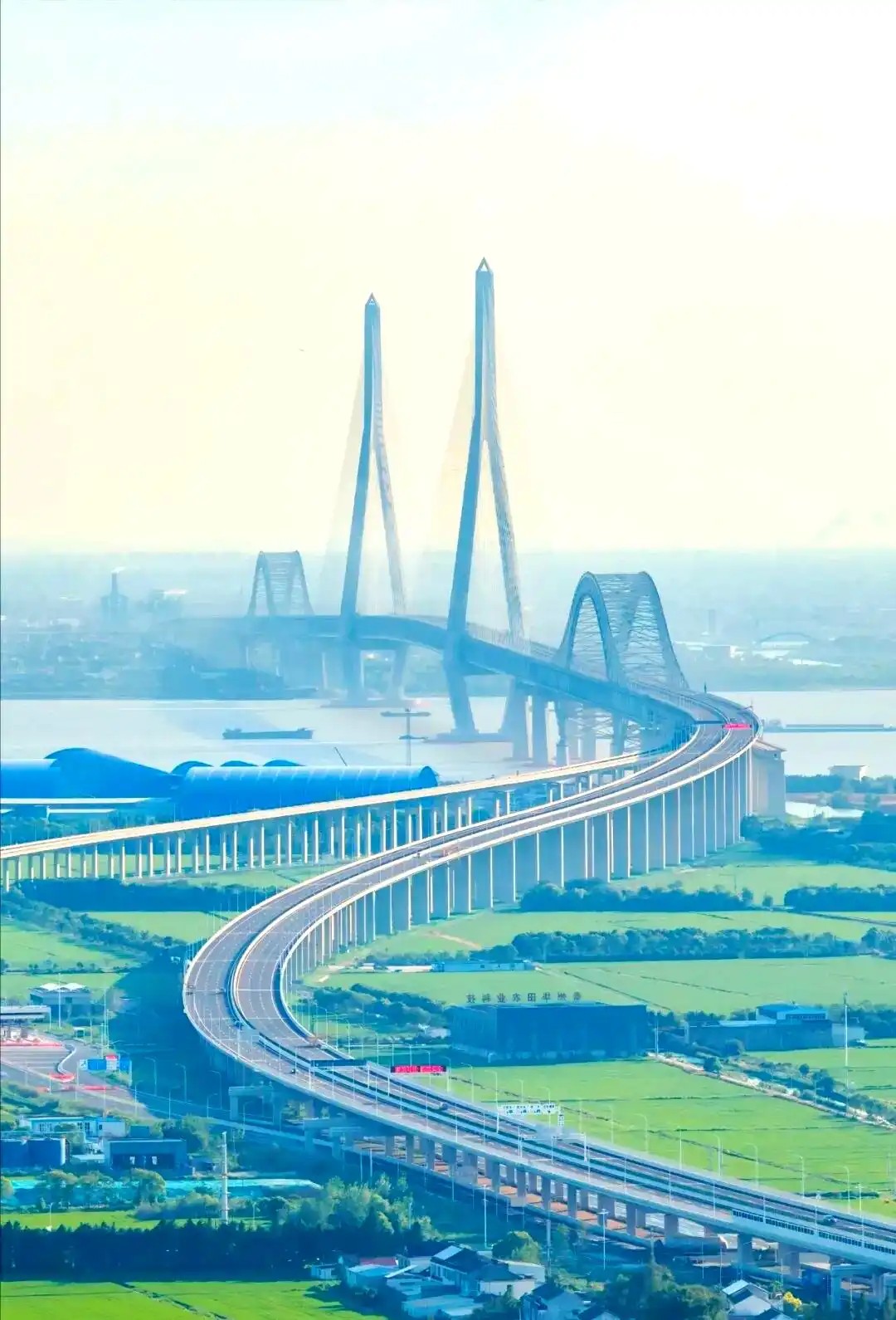 江苏泰兴：“虹”起两岸 “桥”见未来

