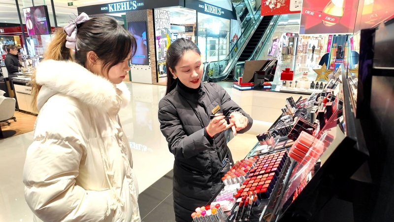 泰州海陵：政企联动送实惠 消费市场“热”开年

