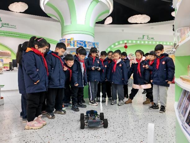 交汇点｜开学第一课，泰州“大手牵小手 智趣E童行”科普进校园