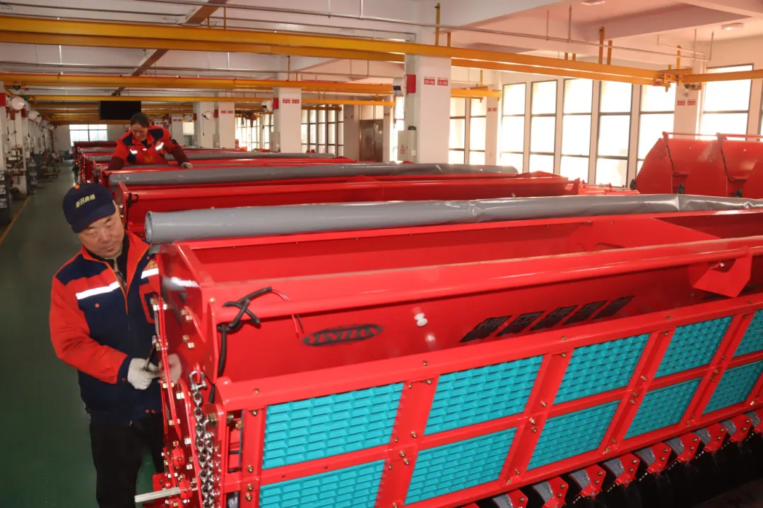 太猛了！姜堰这家企业等候提货的货车排成长龙！