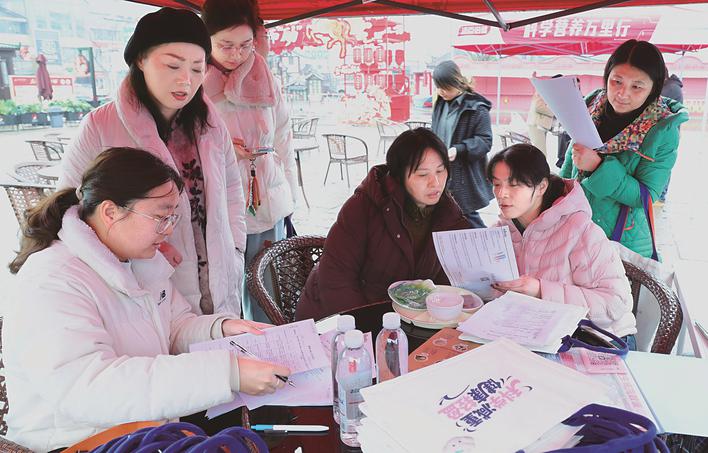 江苏泰州：“轻盈巴士”开进老街景区，科学减重受到市民欢迎

