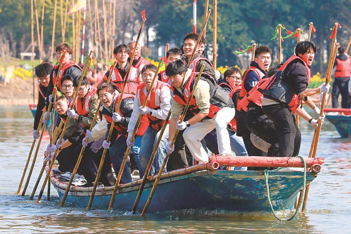 青春执篙竞溱湖