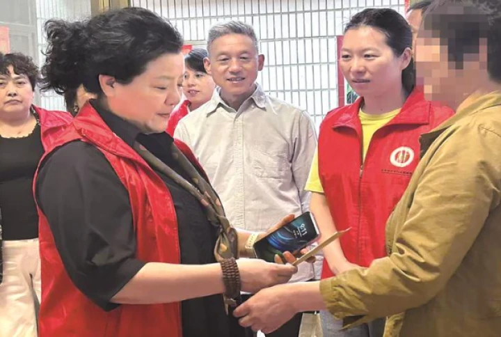 戴南“爱心妈妈”七年坚守帮扶困境学子