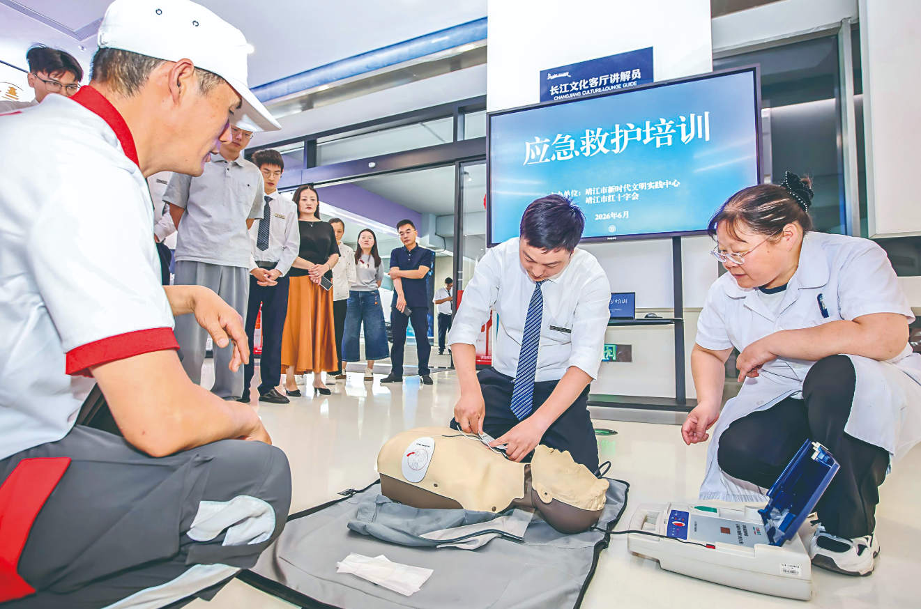 靖江：“顶车救人”护士拍卖新车布设12台AED