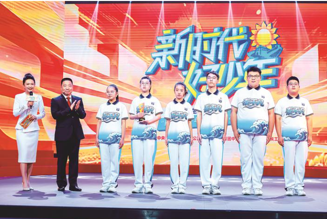江苏泰州：“泰不凡”机器人社团获评全国“新时代好少年”“航天英雄”杨利伟颁奖