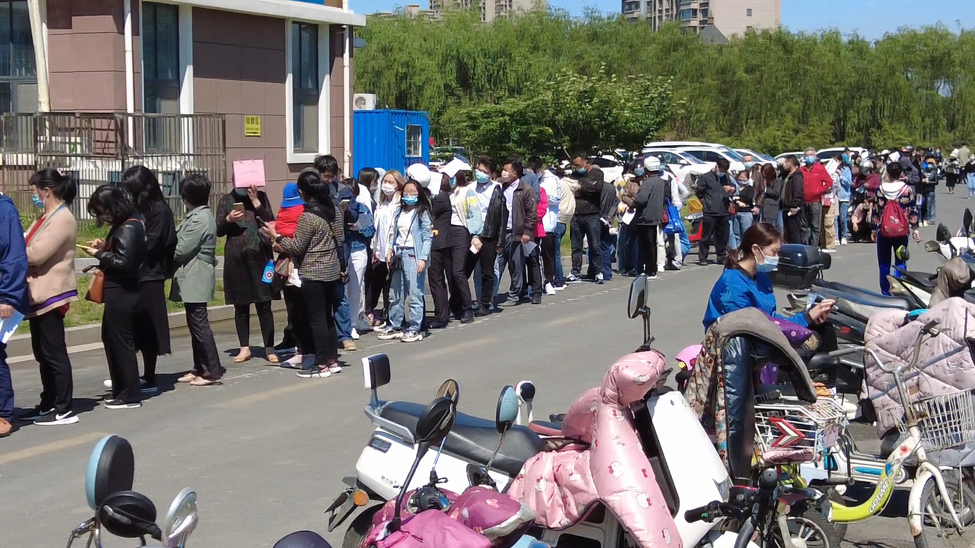 受疫情反复影响我市迎来一波疫苗接种高峰