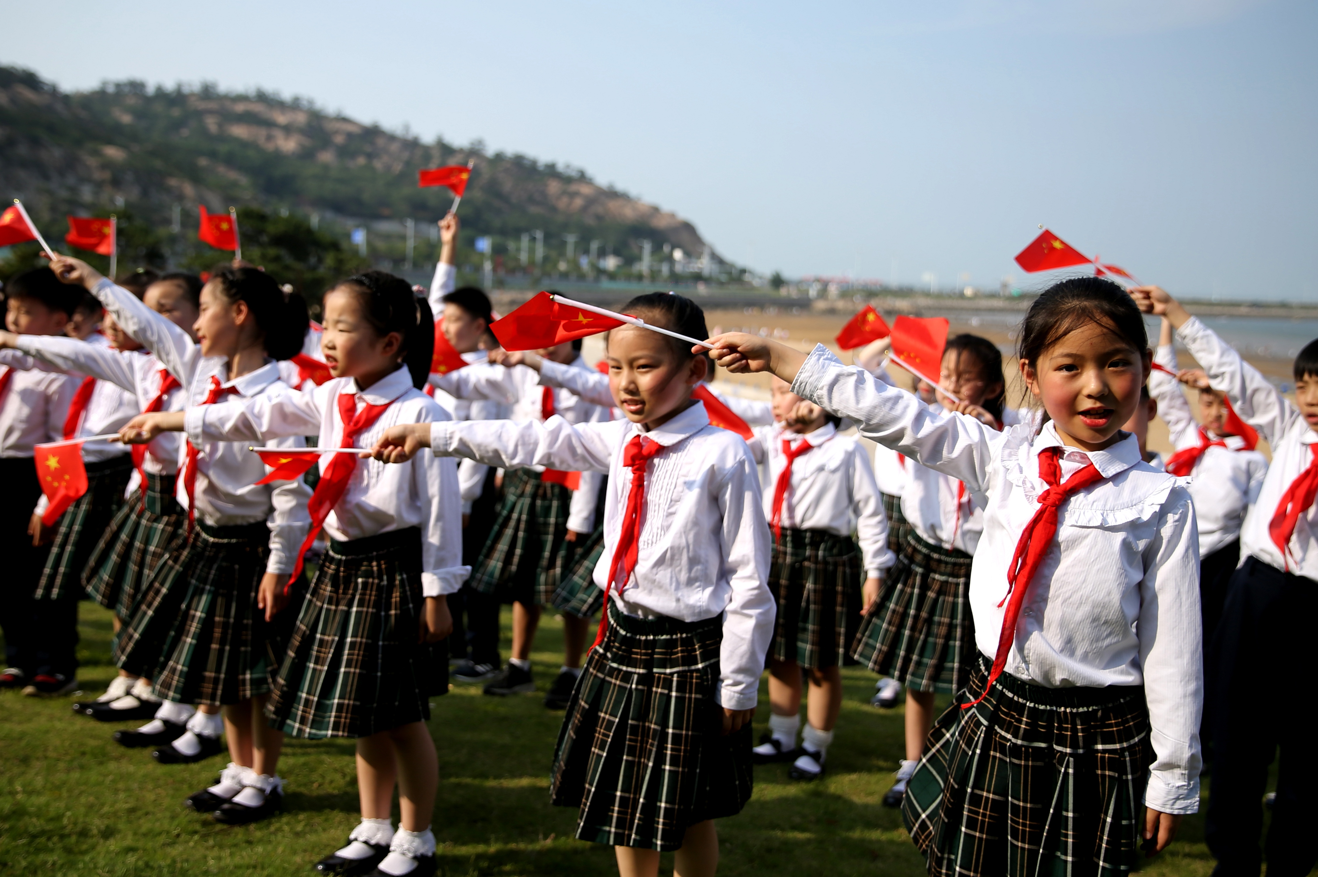 “红军学校”大海边唱响爱国歌曲