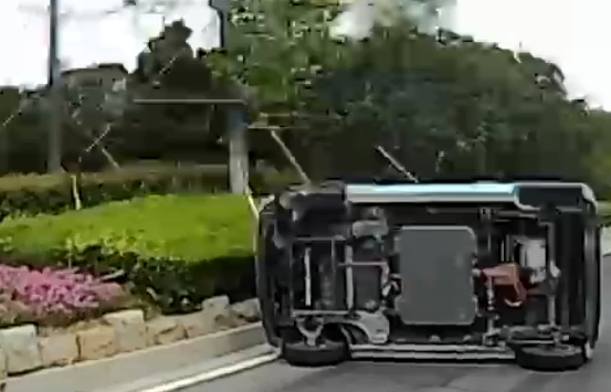 花果山大道与苍梧路路口发生车辆侧翻