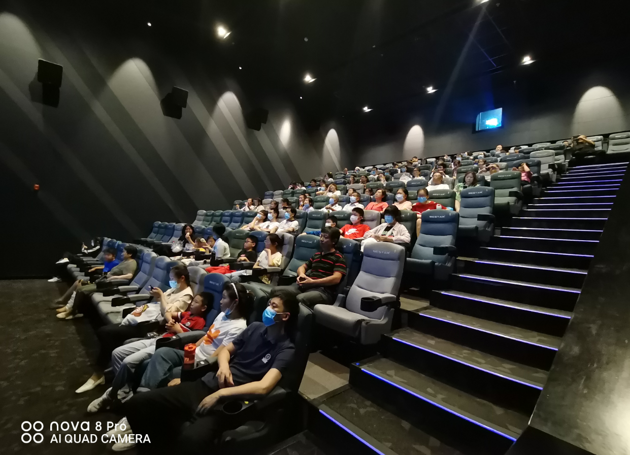 连云港报业传媒集团组织党员集体观影红色电影《守岛人》
