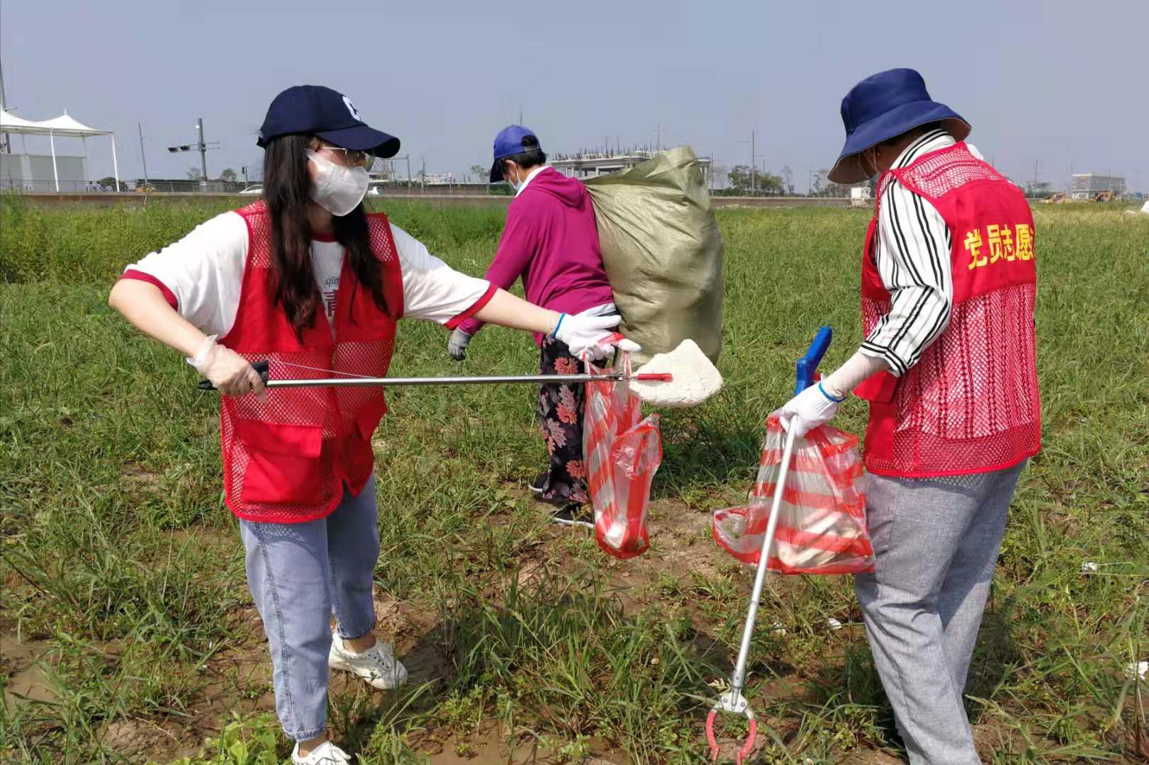 海州湾街道守护最美海岸线 志愿服务我先行