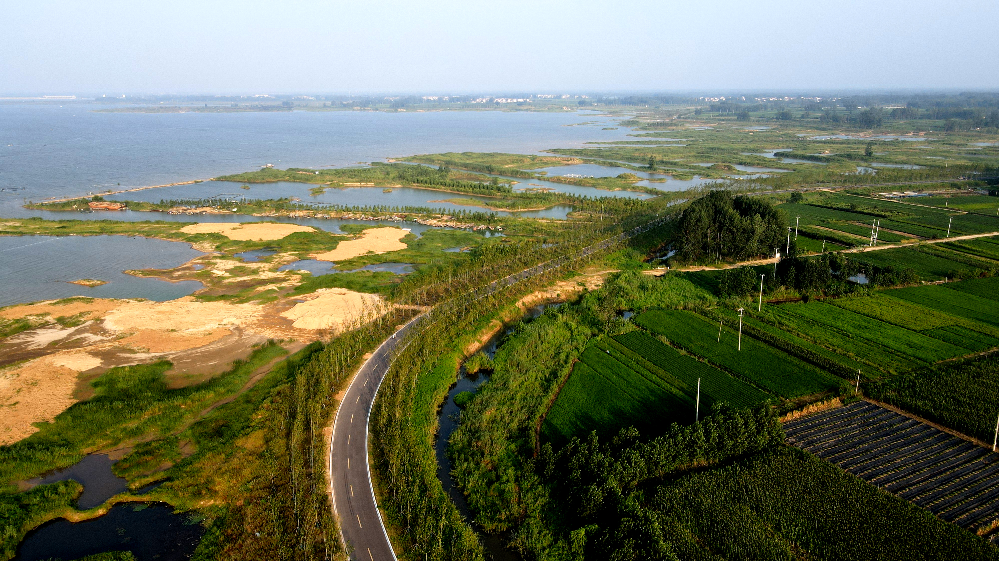 石梁河镇海陵湖南岸环湖大道风景如画