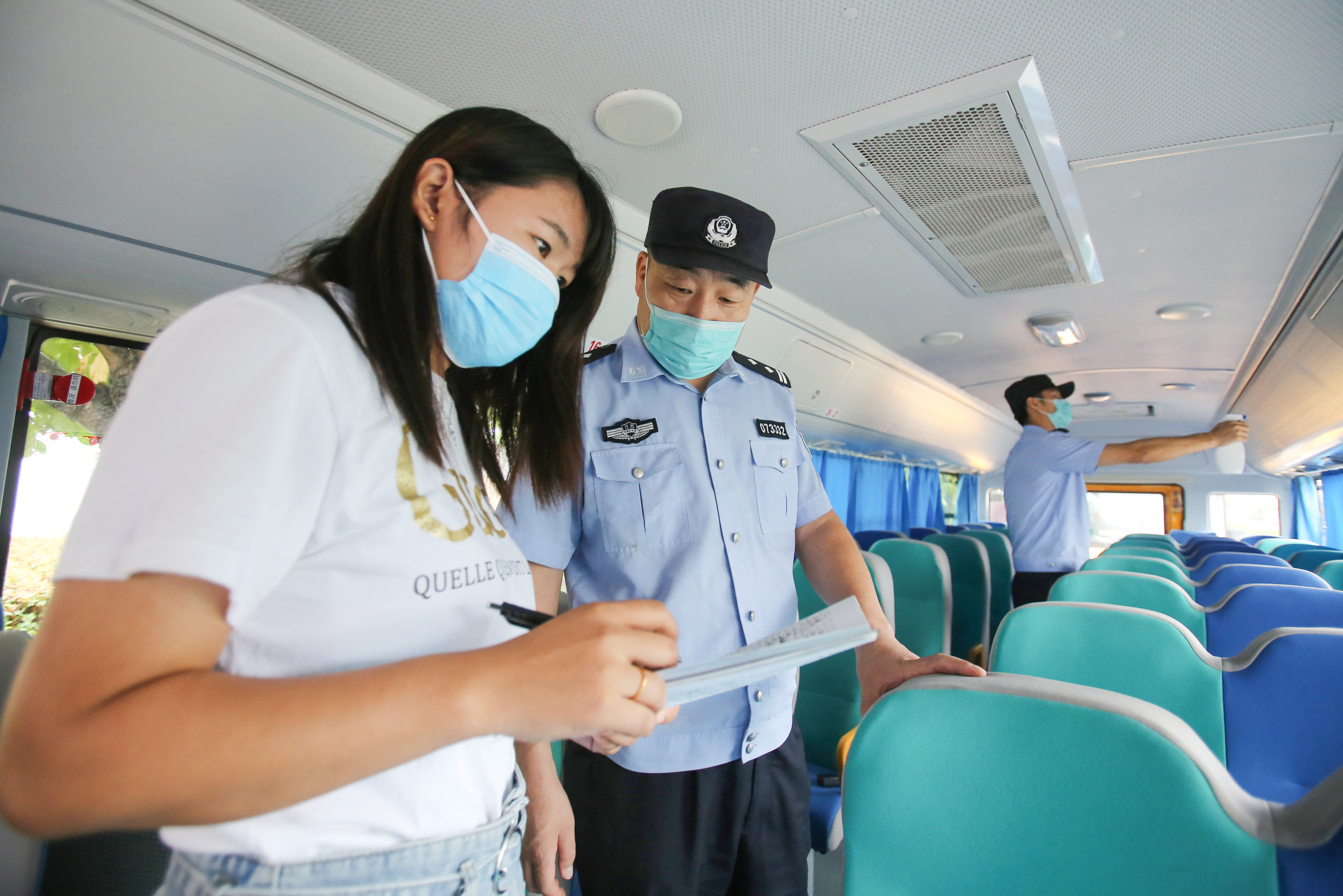 民警校园查安全