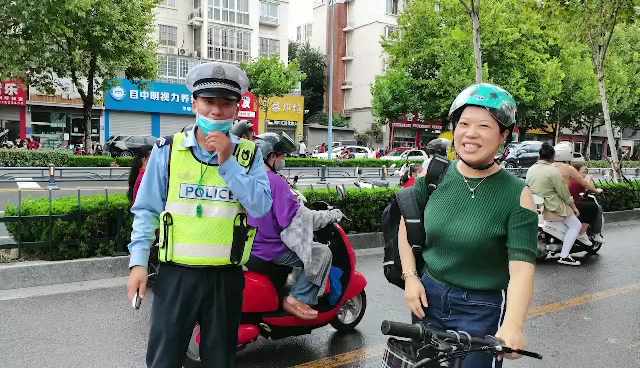 护学岗辅警协同学生家长紧急施救晕倒老人