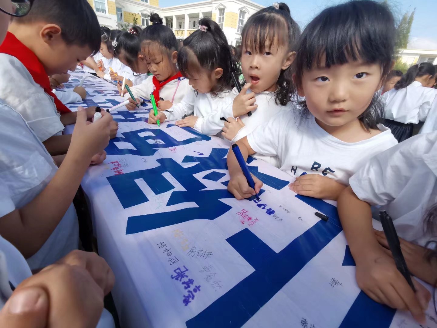 宁海中心小学 开展环保节约志愿者签名活动