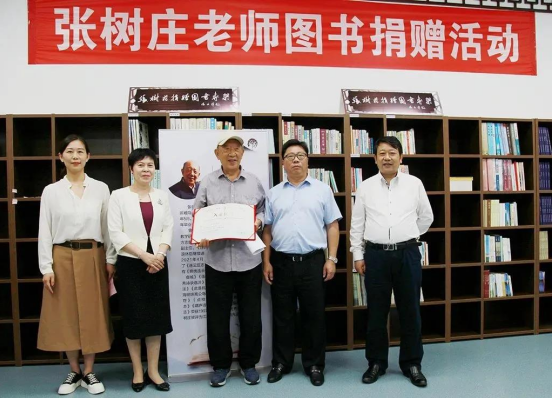 连云区—耄耋老人捐赠700册地方文化书籍