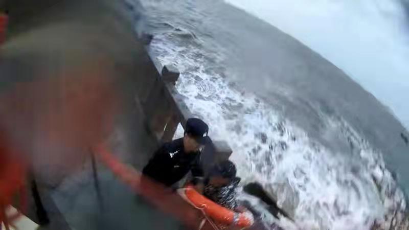 多方风浪中救起两名坠海者