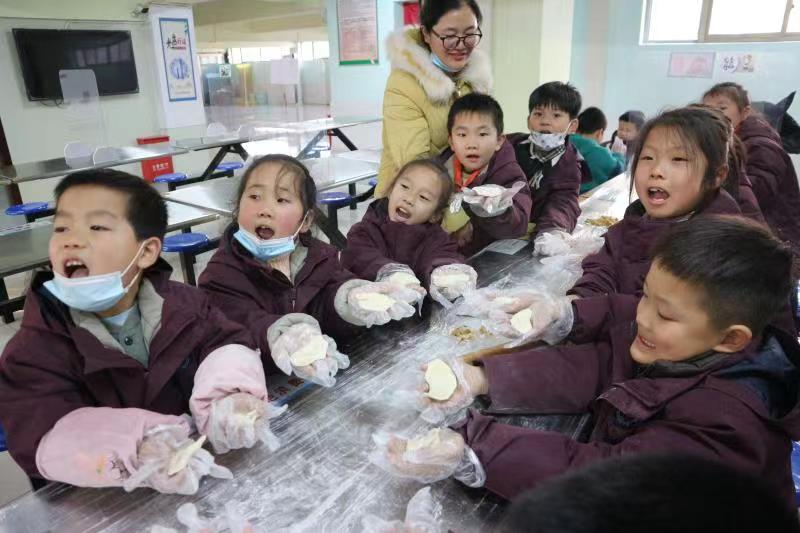 海州实验小学开展冬至包饺子劳动实践活动