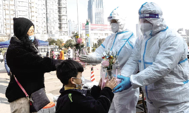 居民自发向女性医务人员和志愿者赠送鲜花