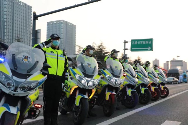 文明实践·时代新风︱一场场“警”急护航让疫情下的港城充满爱的力量