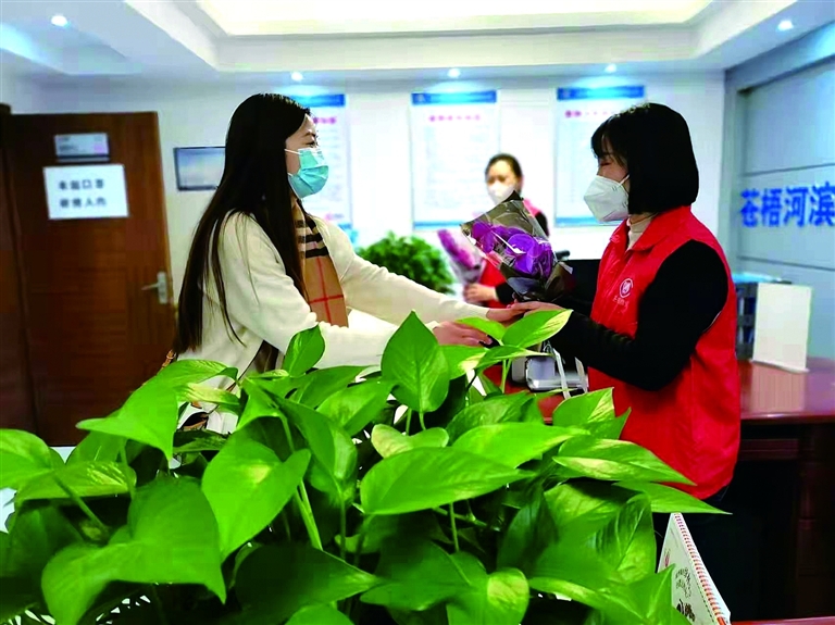 鲜花致敬小区“守护人”