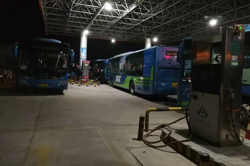 夜幕下加气站作业忙